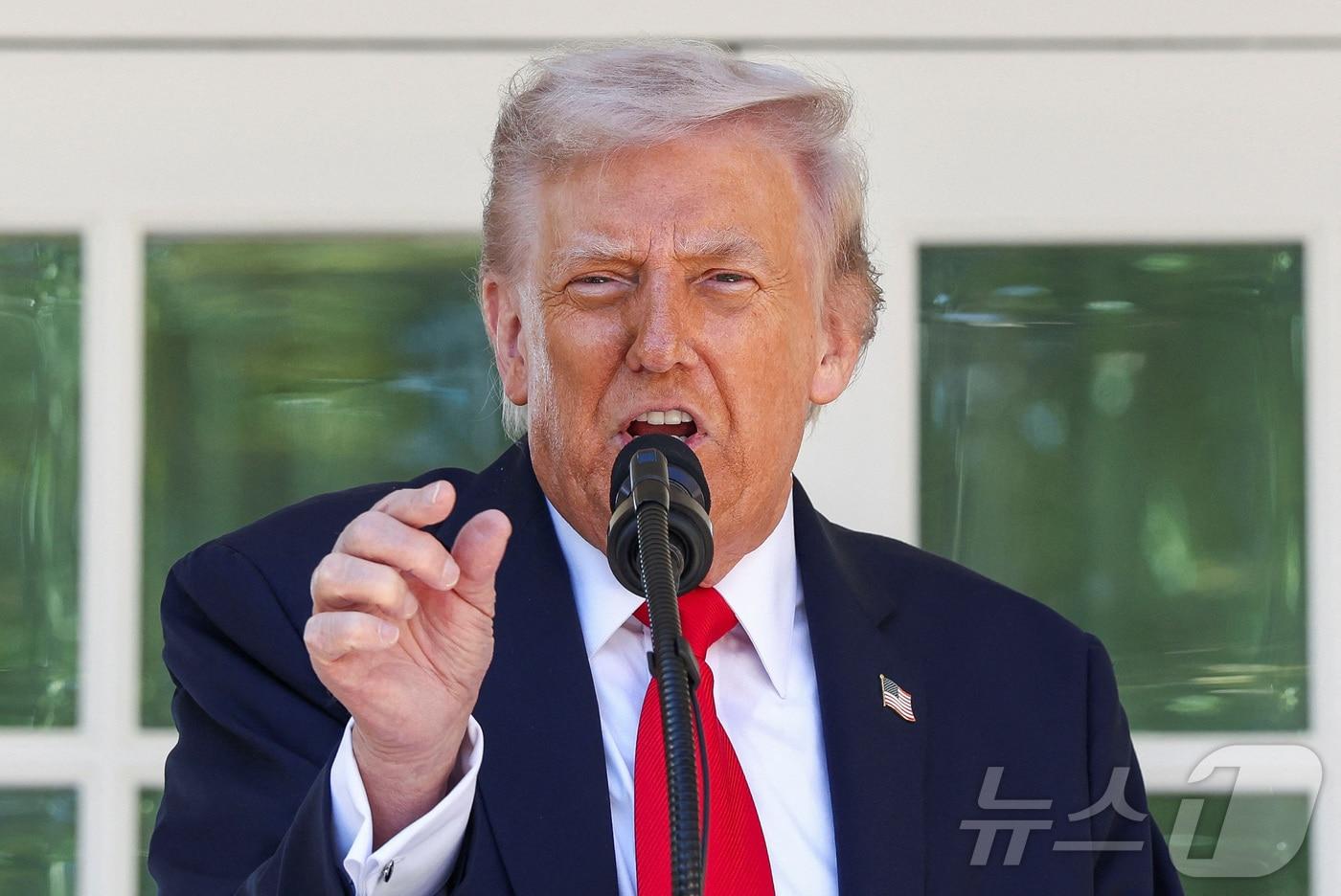 도널드 트럼프 미국 대통령이 21일&#40;현지시간&#41; 미국 워싱턴DC 백악관에서 미 공화당 상원 의원들을 초청해 연 로즈가든 클럽 오찬 행사에서 연설하고 있다. 2025.10.21. ⓒ 로이터=뉴스1 ⓒ News1 류정민 특파원