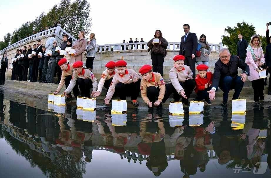 본문 이미지 - &#40;평양 노동신문=뉴스1&#41; = 북한 노동당 기관지 노동신문은 러시아 쿠르스크 작전에 투입된 북한군들에 대한 존경과 감사를 담은 종이등불배를 띄우는 의식이 평양에서 진행됐다고 22일 보도했다. [국내에서만 사용가능. 재배포 금지. DB 금지. For Use Only in the Republic of Korea. Redistribution Prohibited] rodongphoto@news1.kr