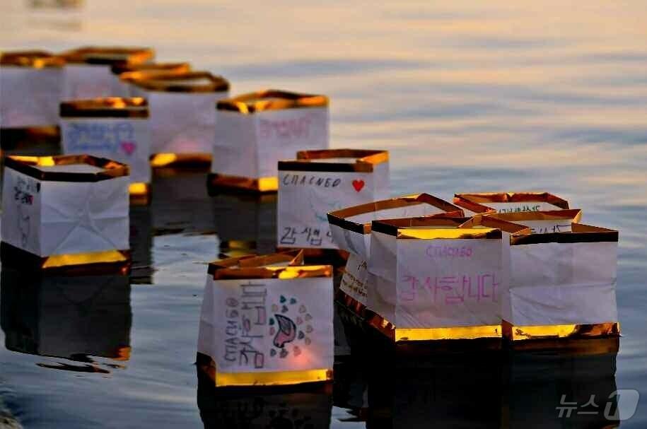 본문 이미지 - &#40;평양 노동신문=뉴스1&#41; = 북한 노동당 기관지 노동신문은 러시아 쿠르스크 작전에 투입된 북한군들에 대한 존경과 감사를 담은 종이등불배를 띄우는 의식이 평양에서 진행됐다고 22일 보도했다. [국내에서만 사용가능. 재배포 금지. DB 금지. For Use Only in the Republic of Korea. Redistribution Prohibited] rodongphoto@news1.kr