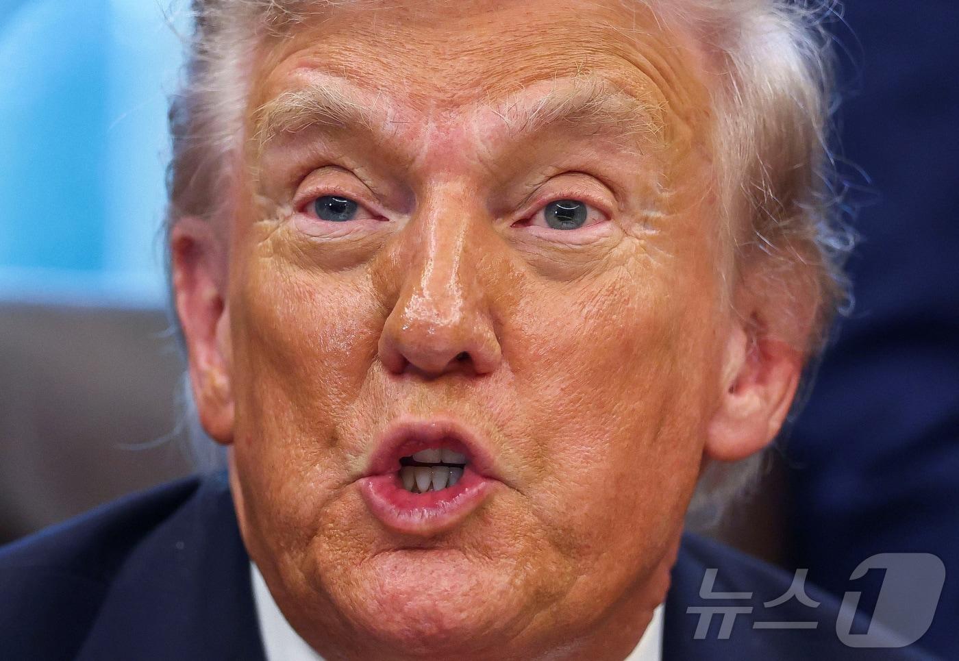 도널드 트럼프 미국 대통령이 21일&#40;현지시간&#41; 미국 워싱턴DC 백악관 집무실에서 기자들과 만나 발언하고 있다. ⓒ 로이터=뉴스1 ⓒ News1 류정민 특파원