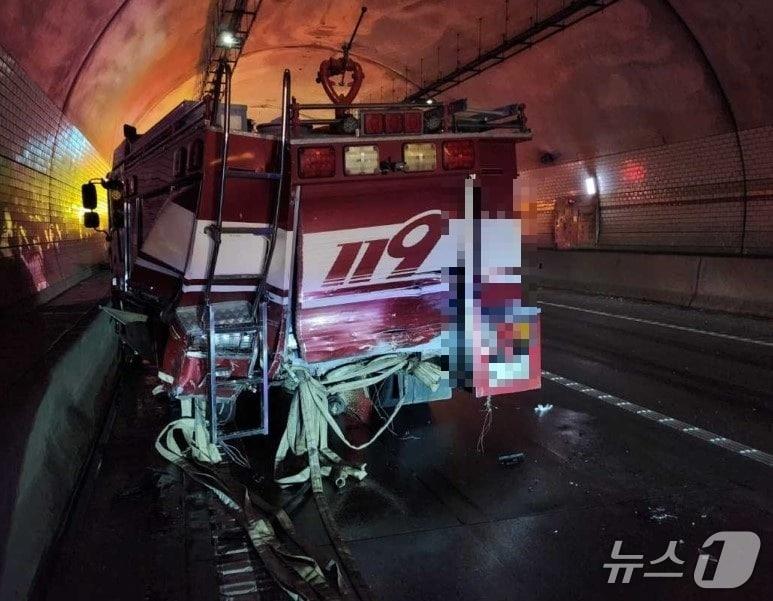 본문 이미지 - 강원 인제 서울양양고속도로 상남7터널 양양방향 사고 현장.(강원도소방본부 제공, 재판매 및 DB금지)