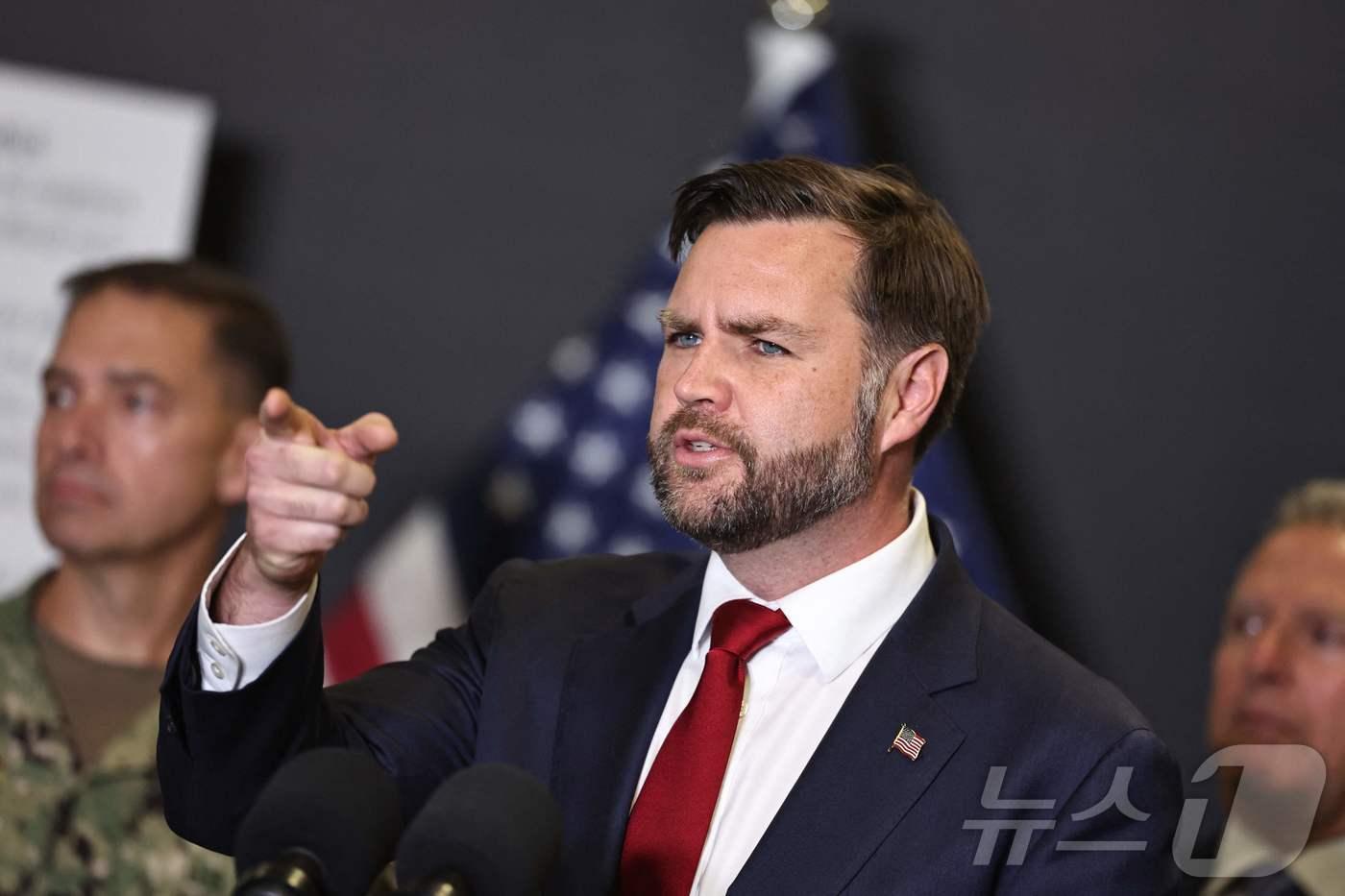 21일&#40;현지시간&#41; JD 밴스 미국 부통령이 이스라엘 남부 키르얏 갓에서 열린 미군과 이스라엘의 민군합동조정센터 개소식 이후 열린 기자회견에서 발언하고 있다. 2025.10.21 ⓒ AFP=뉴스1 ⓒ News1 김지완 기자