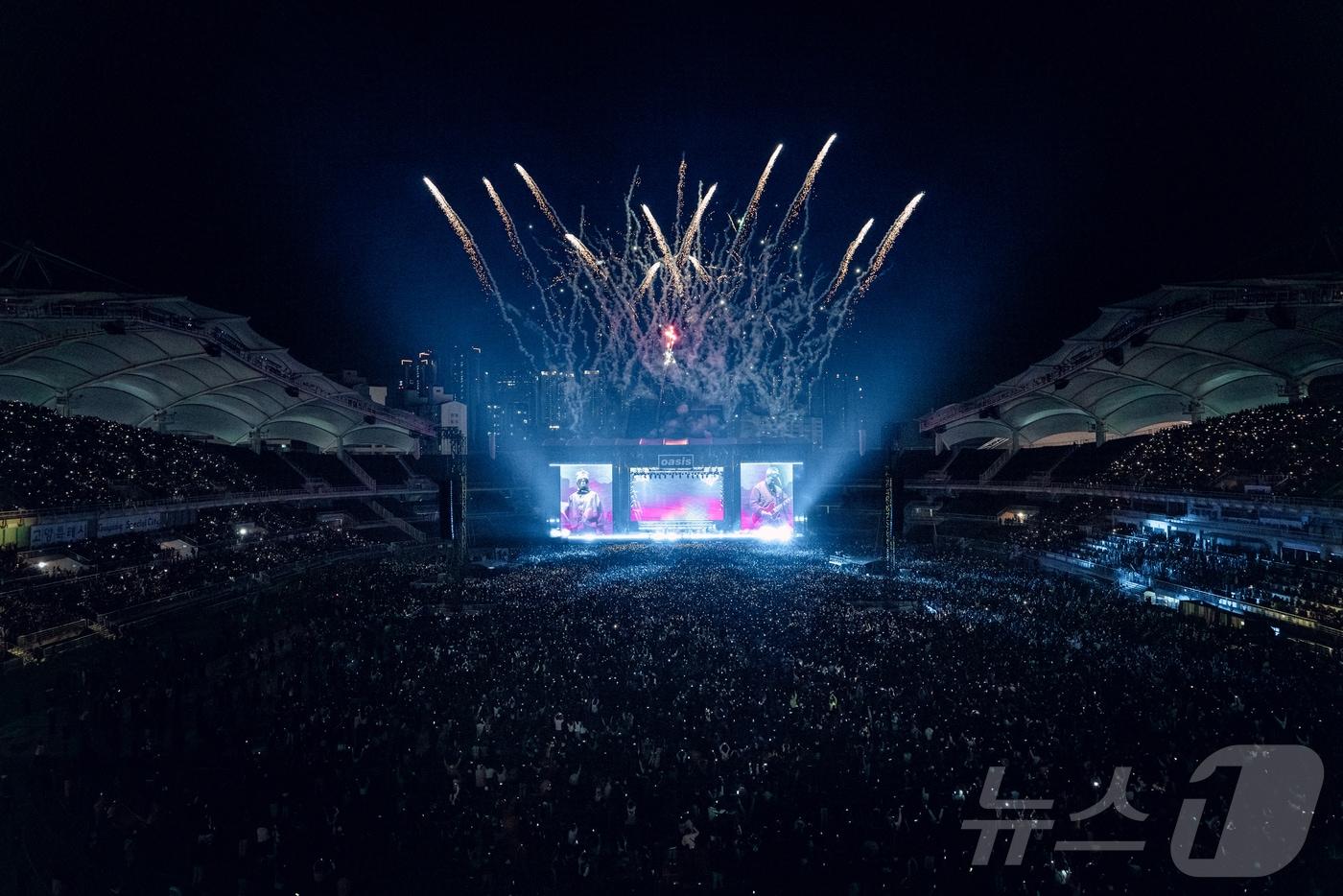 본문 이미지 - 영국 밴드 오아시스(oasis)가 21일 밤 경기도 고양시 일산서구 중앙로 고양종합운동장에서 내한 공연을 하고 있다. (사진은 기사 내용과 무관함) / 뉴스1 ⓒ News1