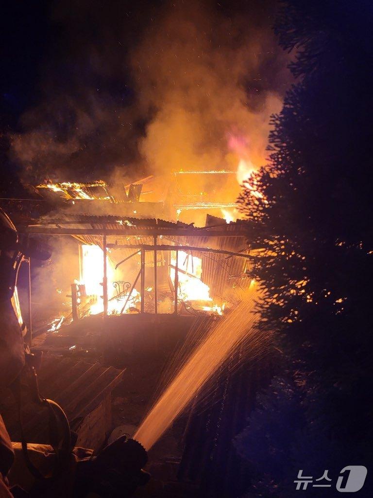 본문 이미지 - 21일 오후 8시 10분쯤 충북 영동군 한 단독주택에서 불이 나 1시간만에 모두 꺼졌다.(영동소방서 제공. 재판매 및 DB금지)/뉴스1