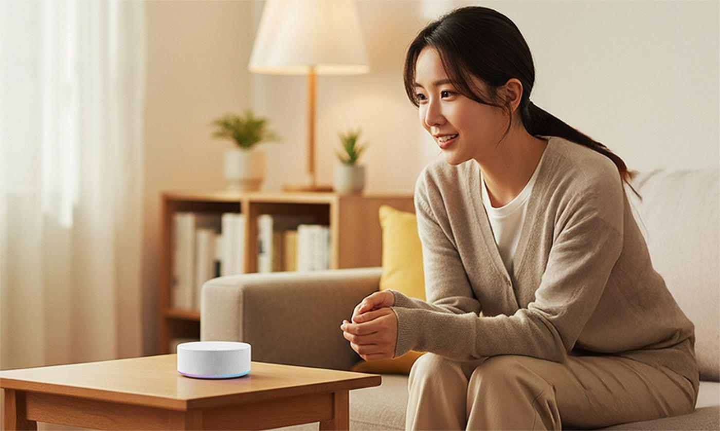 LG전자가 AI 홈 허브 ‘LG 씽큐 온(ThinQ ON)’을 국내 시장에 본격 출시한다. 고객이 일상 언어로 대화하면 맥락과 공간을 이해해 연동된 가전과 IoT 기기를 제어하고 서비스까지 연결하는 'LG 씽큐 온'을 체험하는 모습.(LG전자 제공)