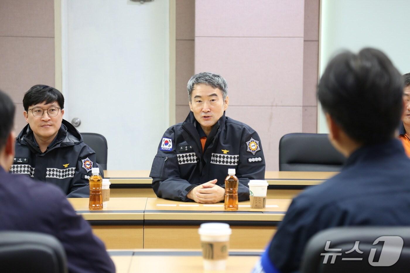  오긍환 공주소방서장과 직원들이 코웨이 공장 관계자들을 대상으로 화재 예방 컨설팅을 진행하고 있다. (공주소방서 제공, 재판매 및 DB금지) / 뉴스1
