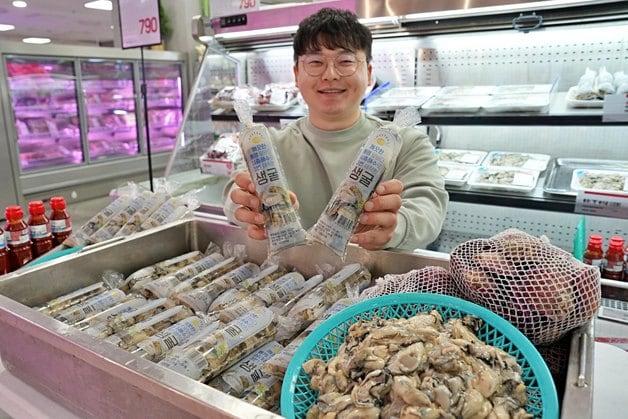 본문 이미지 - 지난 21일 서울 송파구 롯데마트 제타플렉스 잠실점 수산 코너에서 직원이 생굴을 홍보하고 있는 모습. (롯데마트 제공. 재판매 및 DB금지) 2025.10.22/뉴스1