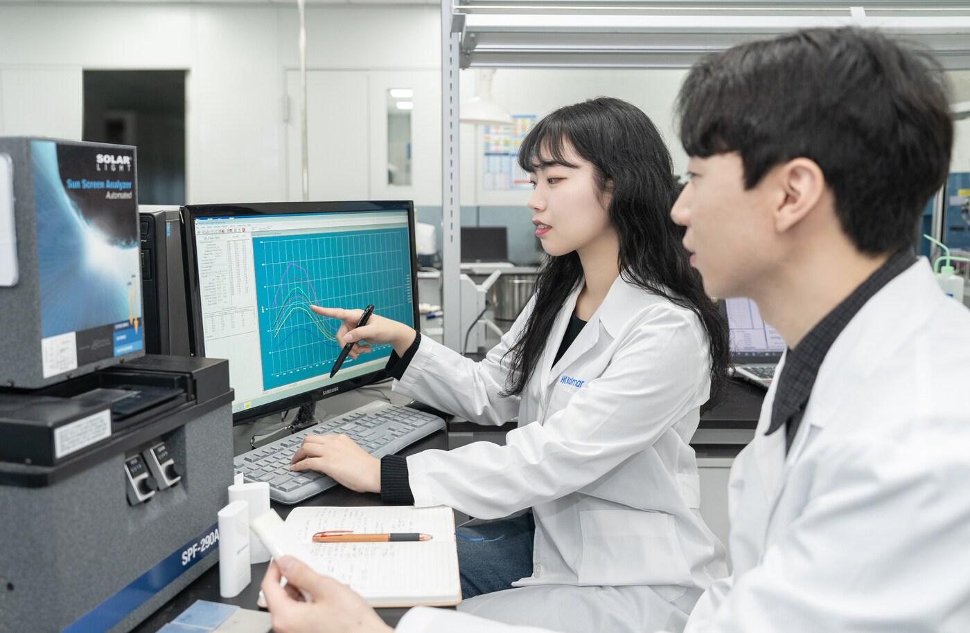 한국콜마 연구원이 자외선차단 기술 관련 연구를 진행하고 있다.(한국콜마제공)