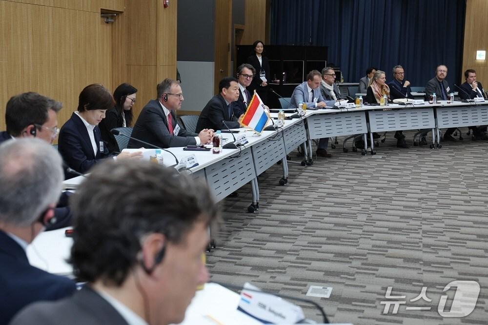 본문 이미지 - 윤석대 한국수자원공사 사장이 룩셈부르크 경제사절단을 맞아 한국수자원공사 대전 본사 세종관 50주년기념홀에서 인사말을 하고 있다. &#40;한국수자원공사 제공.재판매 및 DB금지&#41;/뉴스1