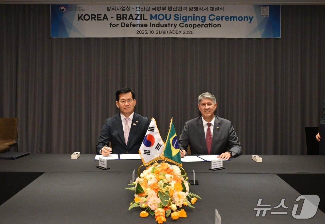 본문 이미지 - 석종건 방위사업청장과 에랄두 루이즈 호드리게스 브라질 국방부 방산실장이 21일 &#39;방위사업청-브라질 국방부 방산협력 양해각서&#39;를 체결했다. 2025.10.22. &#40;방사청 제공&#41;