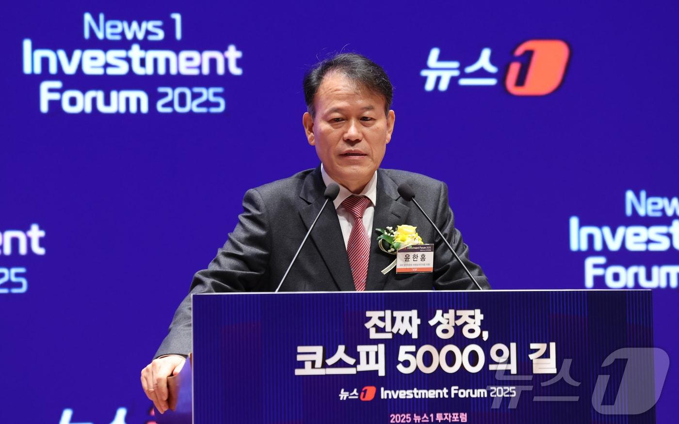 윤한홍 국회 정무위원회 위원장이 22일 서울 여의도 한국거래소에서 열린 2025 뉴스1 투자포럼&#40;NIF&#41;에서 축사를 하고 있다. 2025.10.22/뉴스1 ⓒ News1 장수영 기자