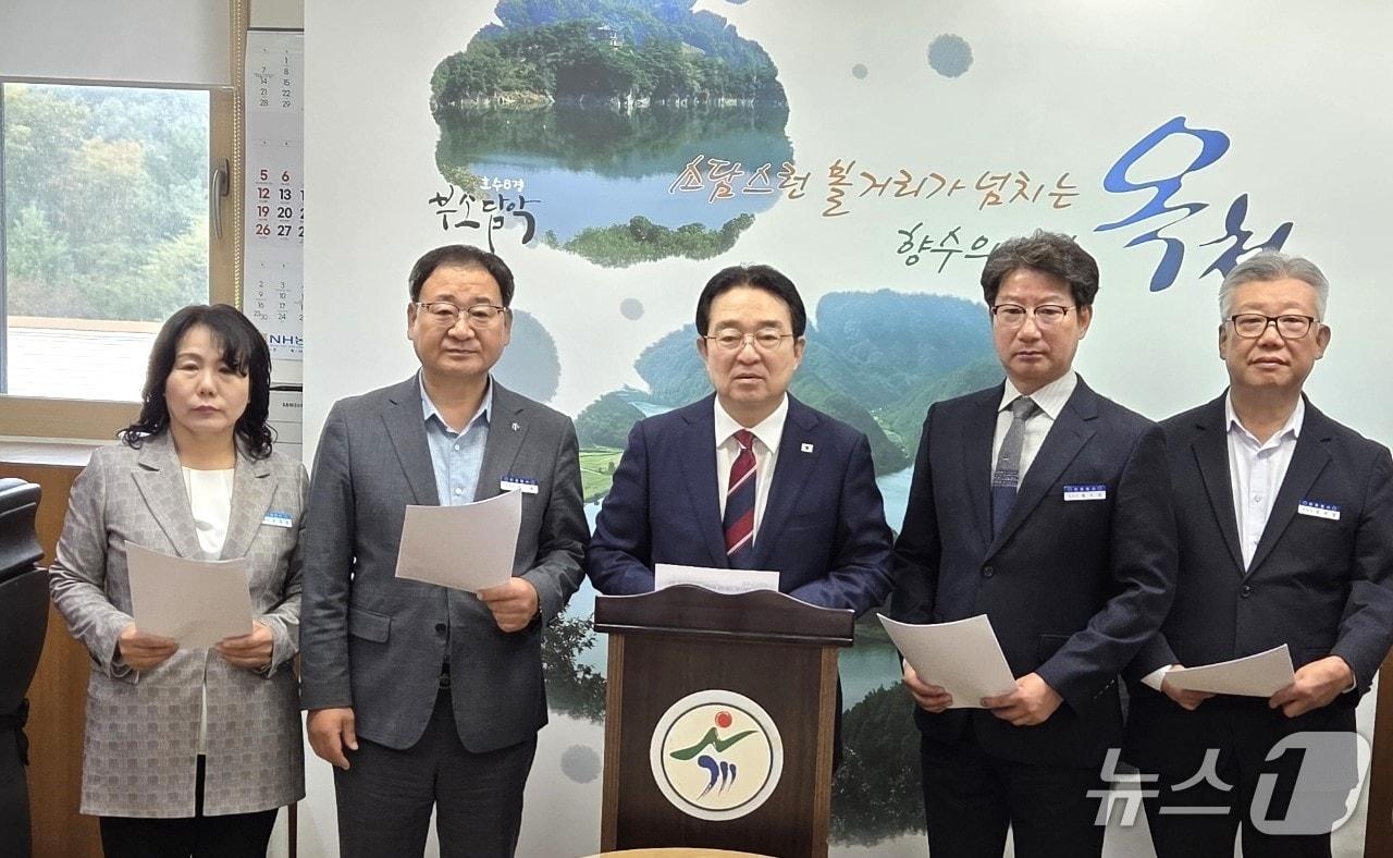 본문 이미지 - 22일 오전 황규철 옥천군수가  농어촌 기본소득 시범사업과 관련한 입장을 밝히고 있다. /뉴스1