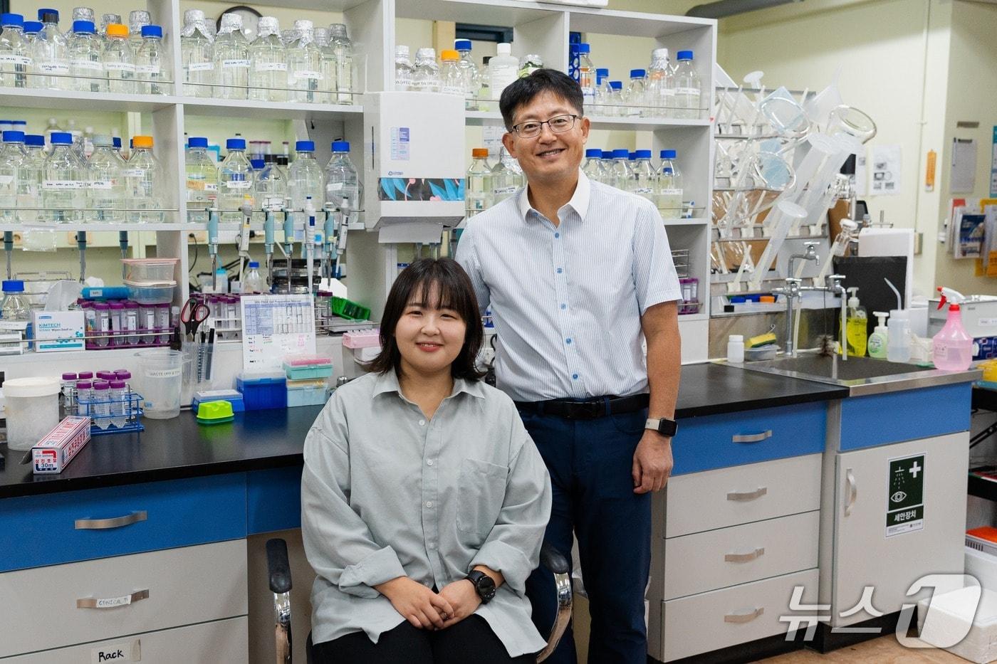 권인찬 교수&#40;오른 쪽&#41;와 박현선 통합과정 학생&#40;지스트 제공, 재판매 및 DB금지&#41;/뉴스1 