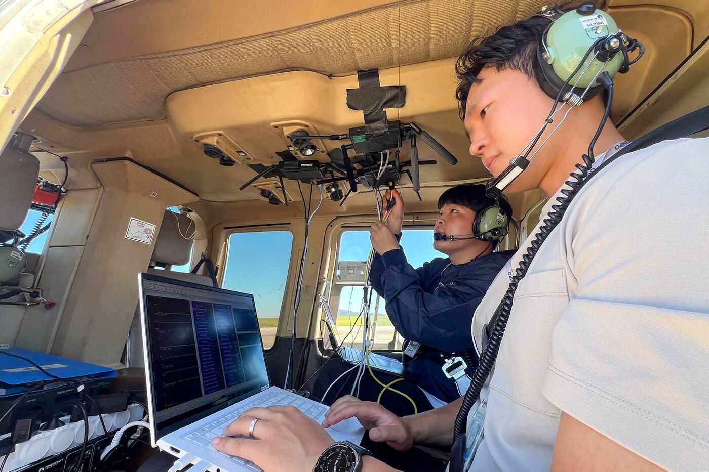 KT 직원들이 인천 아라뱃길 구간에서 UAM의 주요 기술요소를 점검하는 모습. &#40;KT 제공&#41;