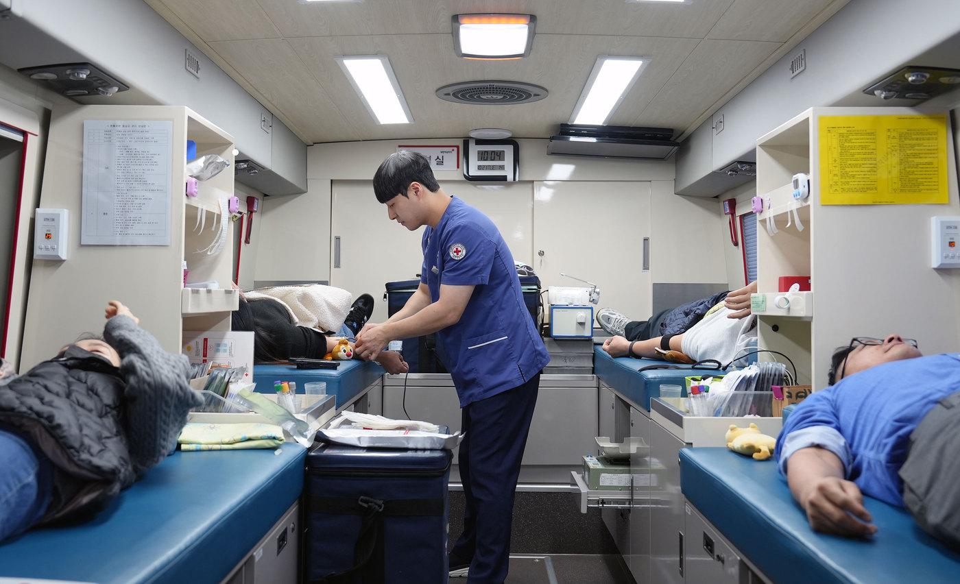 공영홈쇼핑 임직원들이 헌혈 봉사활동을 진행했다 (공영홈쇼핑 제공)