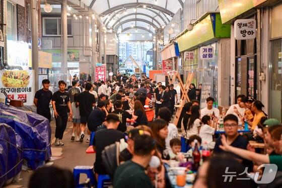 본문 이미지 - 지난 6월 열린 &#39;양구야시장가서먹고놀장&#39;.&#40;양구군 제공. 재판매 및 DB금지&#41;/뉴스1