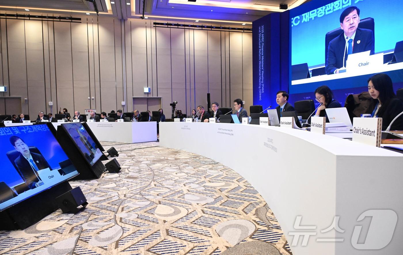 구윤철 부총리 겸 기획재정부 장관이 22일 인천 인스파이어 리조트에서 열린 아시아-태평양경제협력체&#40;APEC&#41; 재무·구조개혁장관회의 합동세션을 주재하고 있다. &#40;기획재정부 제공. 재판매 및 DB금지&#41; 2025.10.22/뉴스1