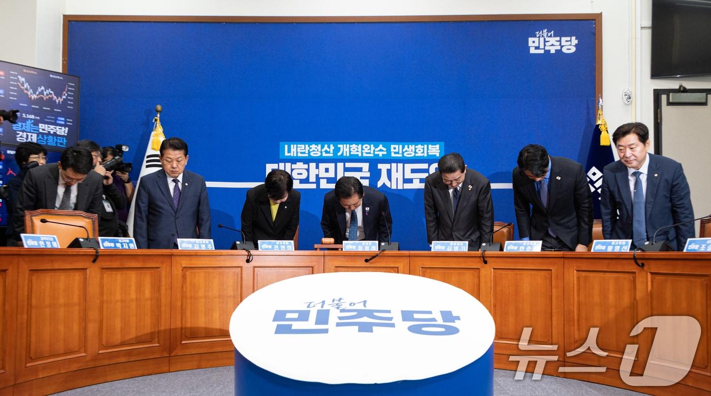 정청래 더불어민주당 대표가 22일 서울 여의도 국회에서 열린 최고위원회의에 참석하며 인사하고 있다. 2025.10.22/뉴스1 ⓒ News1 이승배 기자