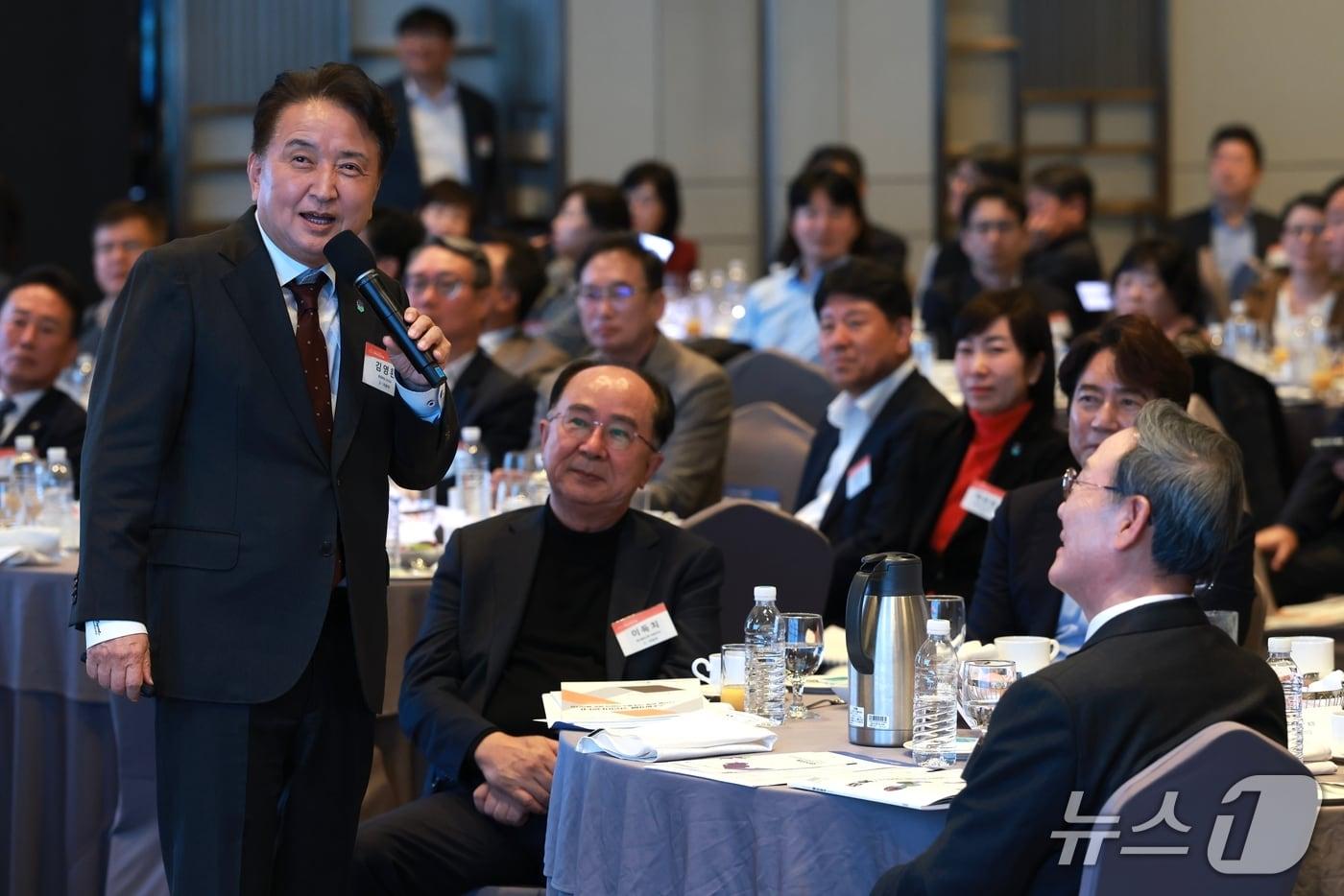 김영환 충북지사가 22일 앰배서더 서울 풀만 호텔에서 수도권 첨단·우수기업을 대상으로 투자유치 설명회를 하고 있다.(충북도 제공. 재판매 및 DB금지상