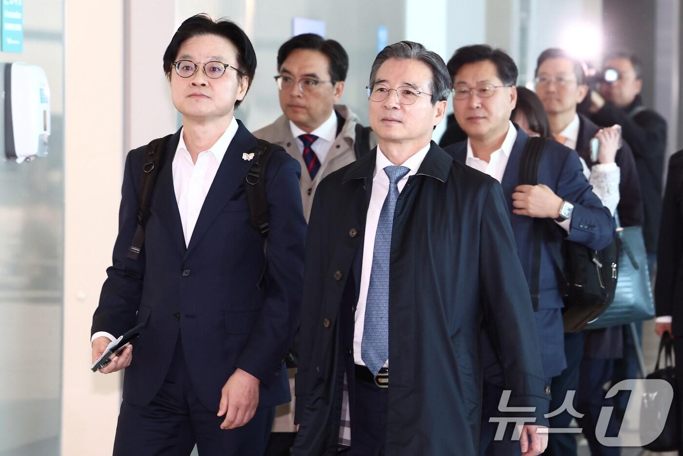김용범 대통령실 정책실장과 김정관 산업통상자원부 장관이 22일 오전 인천공항 2터미널에서 한미 관세협상 후속 협의를 위해 미국으로 출국하고 있다.2025.10.22/뉴스1 ⓒ News1 김민지 기자