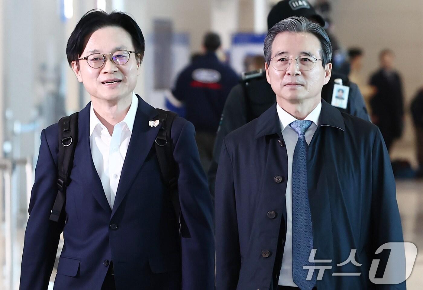 김용범 대통령실 정책실장과 김정관 산업통상자원부 장관이 지난 22일 오전 인천공항 2터미널에서 한미 관세협상 후속 협의를 위해 미국으로 출국하고 있다. 2025.10.22/뉴스1 ⓒ News1 김민지 기자