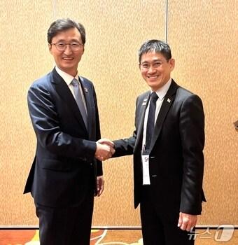 본문 이미지 - 이태우 국제사이버협력대사, 추아 콴 시아 싱가포르 사이버안보청(CSA) 부청장.(외교부 제공)