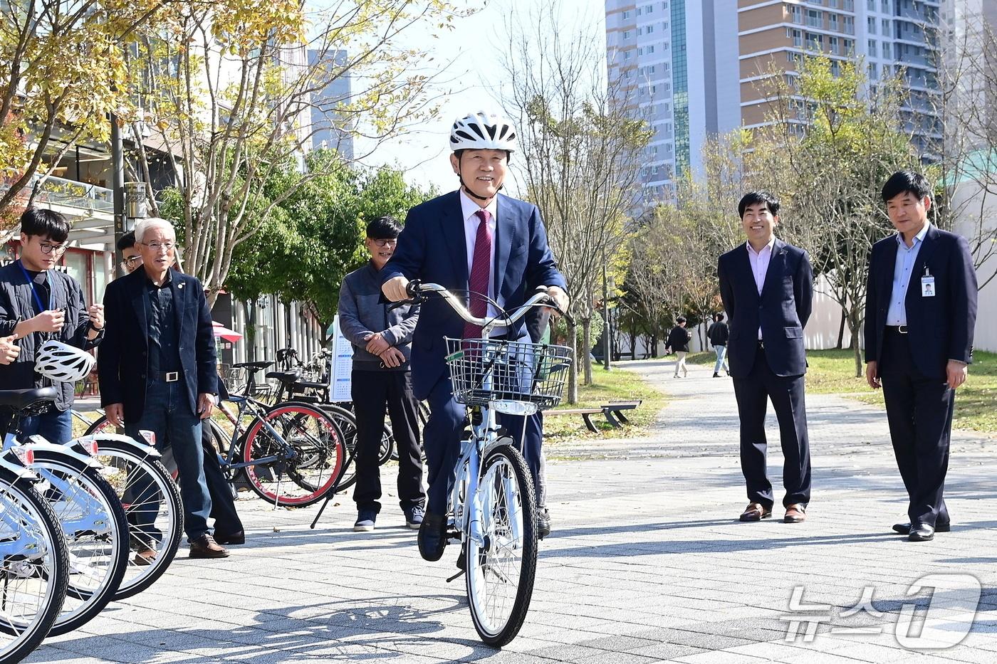 조규일 진주시장이 지난해 11월 13일 '하모 타고'의 원활한 운영을 위해 시범 운영 전 현장 점검을 하고 있다(진주시 제공. 재판매 및 DB금지).