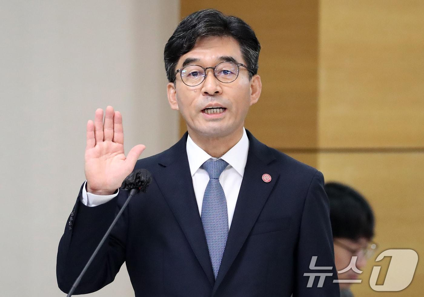 22일 오전 대구시교육청에서 열린 국회 교육위원회의 경북대, 강원대, 경북대병원, 강원대병원, 경북대치과병원, 강릉원주대치과병원에 대한 국정감사에서 허영우 경북대 총장이 선서하고 있다. 2025.10.22/뉴스1 ⓒ News1 공정식 기자