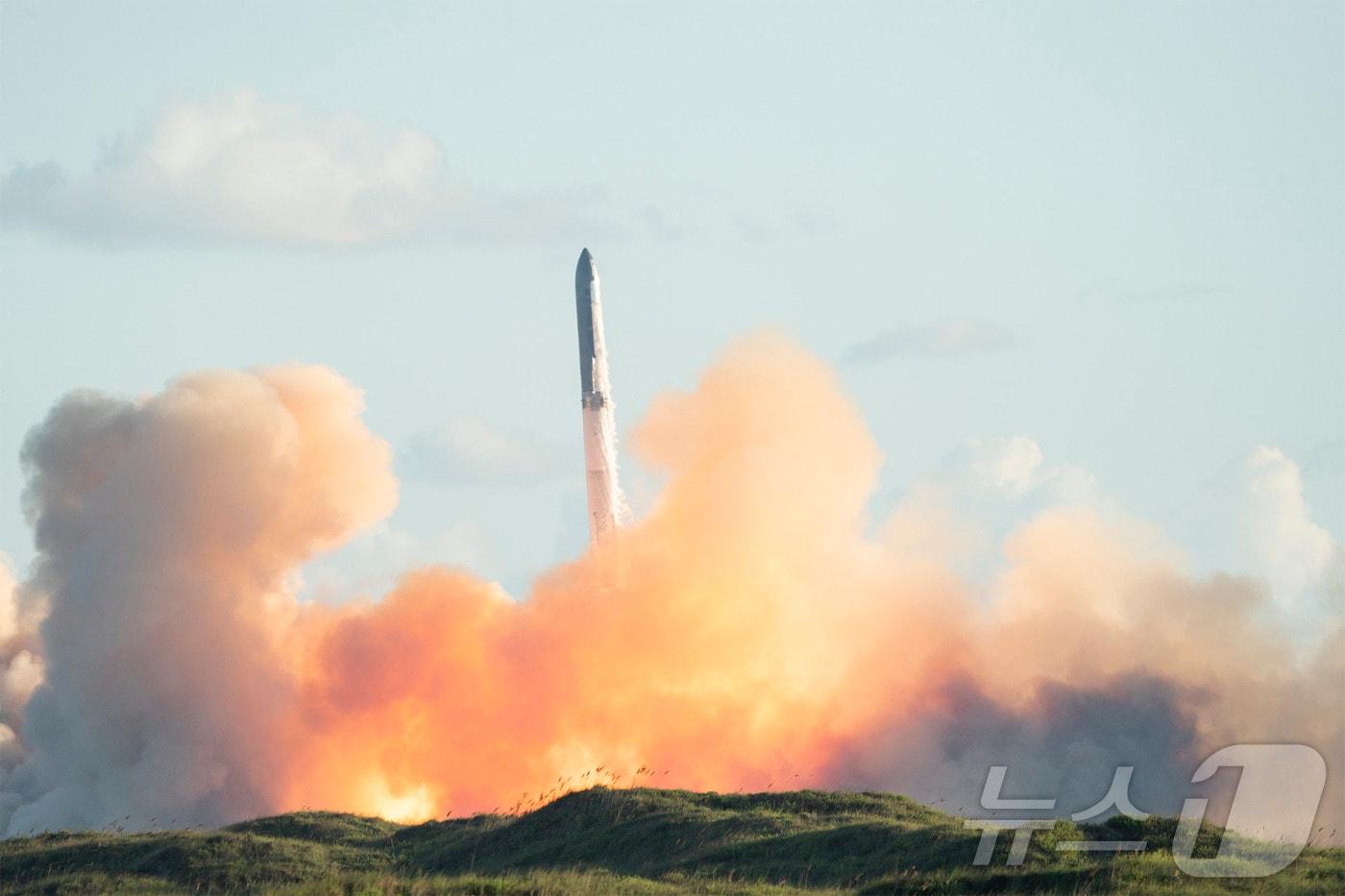 스페이스X의 차세대 유인 우주선 스타십 로켓이 13일&#40;현지시간&#41; 텍사스주에서 11번째 시험 비행을 위해 발사되고 있다. 2025.10.13. ⓒ AFP=뉴스1 ⓒ News1 이정환 기자