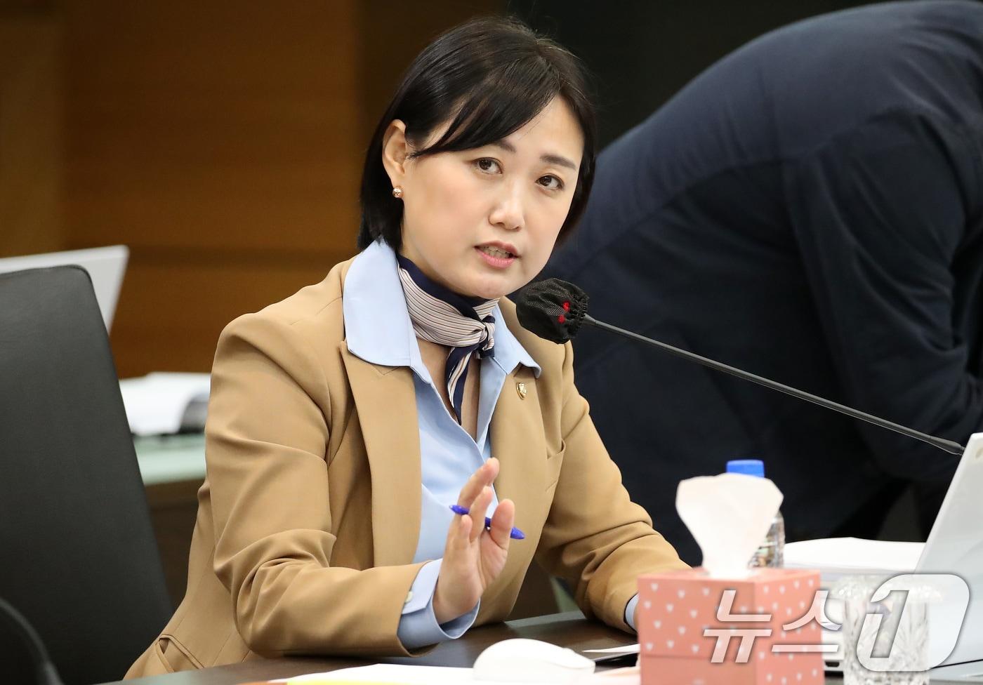 22일 오전 대구시교육청에서 열린 국회 교육위원회의 경북대, 강원대, 경북대병원, 강원대병원, 경북대치과병원, 강릉원주대치과병원에 대한 국정감사에서 더불어민주당 백승아 의원이 질의하고 있다. 2025.10.22/뉴스1 ⓒ News1 공정식 기자