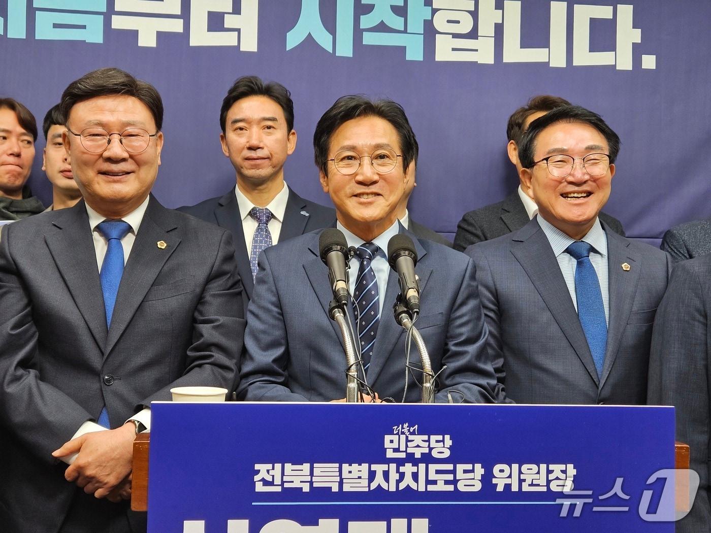 본문 이미지 - 21일 신영대 더불어민주당 국회의원&#40;가운데&#41;이 전북도의회 브리핑룸에서 기자회견을 갖고 전북도당위원장 출마를 선언하고 있다.2025.10.22/뉴스1
