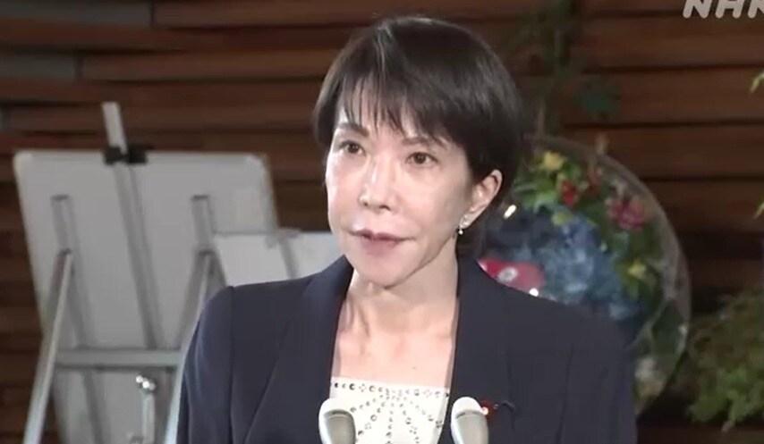 본문 이미지 - 다카이치 사나에 일본 총리가 22일 북한의 탄도미사일 발사와 관련해 기자들의 질문에 답하고 있다. (사진=NHK 보도 갈무리)