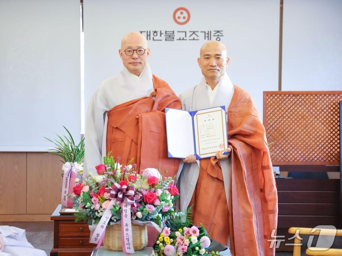 본문 이미지 - 조계종 총무원장 진우스님과 조계사 주지 원명스님 (오른쪽)
