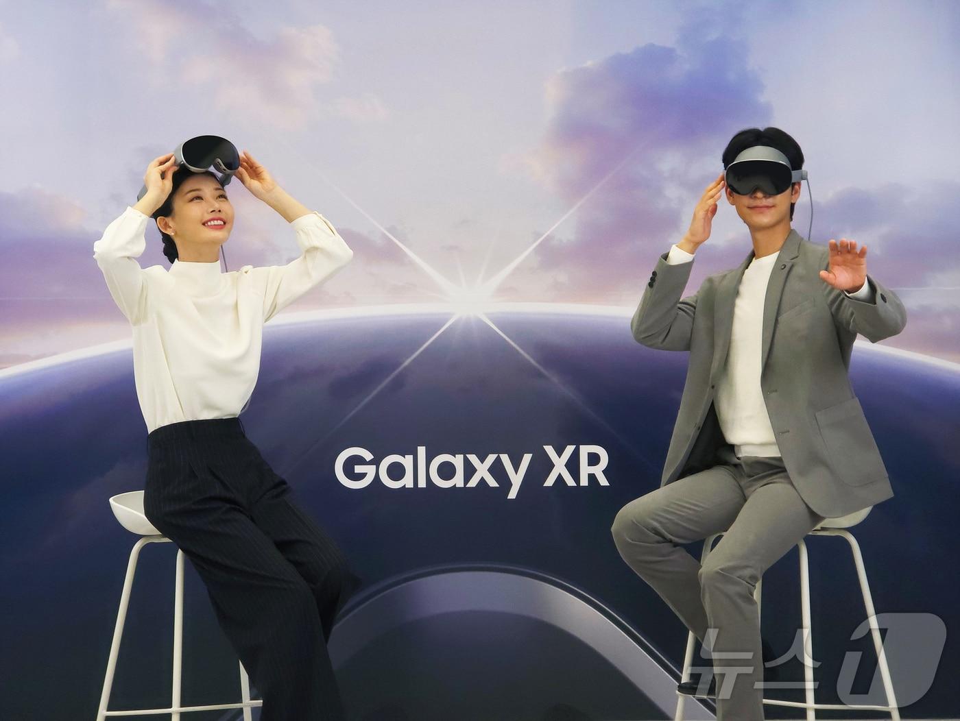 본문 이미지 - 삼성전자가 새로운 AI 경험을 제공하는 헤드셋 형태의 모바일 기기 &#39;갤럭시 XR&#40;Galaxy XR&#41;&#39;을 22일 국내 출시한다고 밝혔다&#40;삼성전자 제공. 재판매 및 DB금지&#41; 2025.10.22/뉴스1