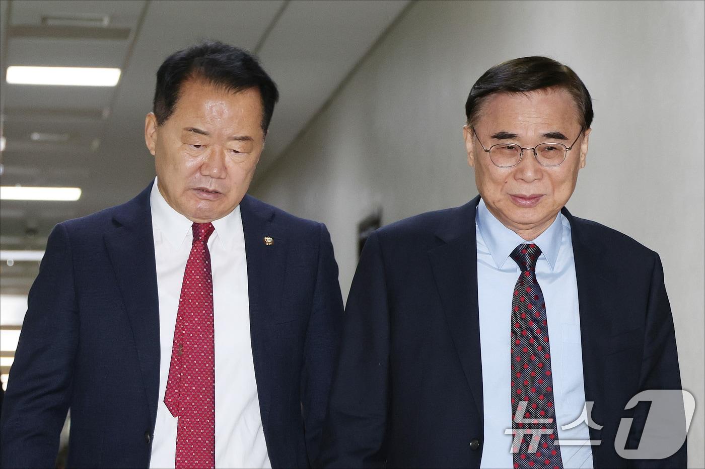 신성범 국회 정보위원장과 이종석 국가정보원장이  10월 22일 서울 여의도 국회에서 열린 제429회 국회&#40;정기회&#41; 정보위원회 제5차 전체회의에 앞서 정보위원장실로 향하고 있다. &#40;공동취재&#41; 2025.10.22/뉴스1 ⓒ News1 유승관 기자