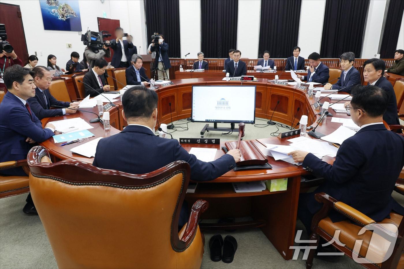 신성범 국회 정보위원장이 22일 서울 여의도 국회에서 열린 제429회 국회&#40;정기회&#41; 정보위원회 제5차 전체회의에서 의사봉을 두드리고 있다. 정보위는 이날 최근 캄보디아 사태와 북한 동향 등에 대한 국정원 현안보고를 청취했다. &#40;공동취재&#41; 2025.10.22/뉴스1 ⓒ News1 유승관 기자