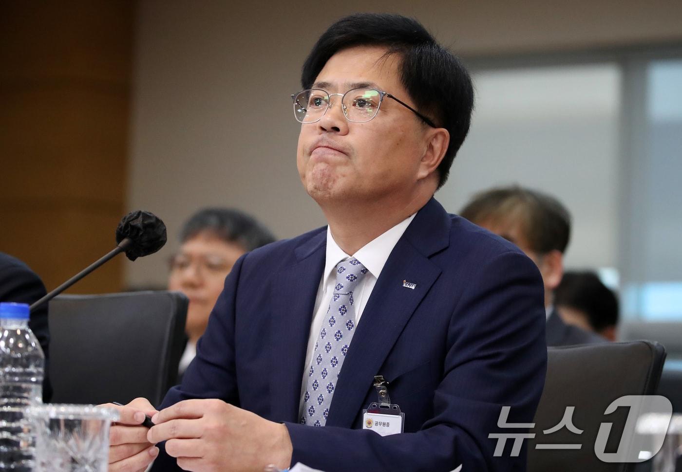 22일 오전 대구시교육청에서 열린 국회 교육위원회의 경북대, 강원대, 경북대병원, 강원대병원, 경북대치과병원, 강릉원주대치과병원에 대한 국정감사에서 정재연 강원대 총장이 공자 아카데미 운영 관련 의원 질의를 듣고 있다. 2025.10.22/뉴스1 ⓒ News1 공정식 기자