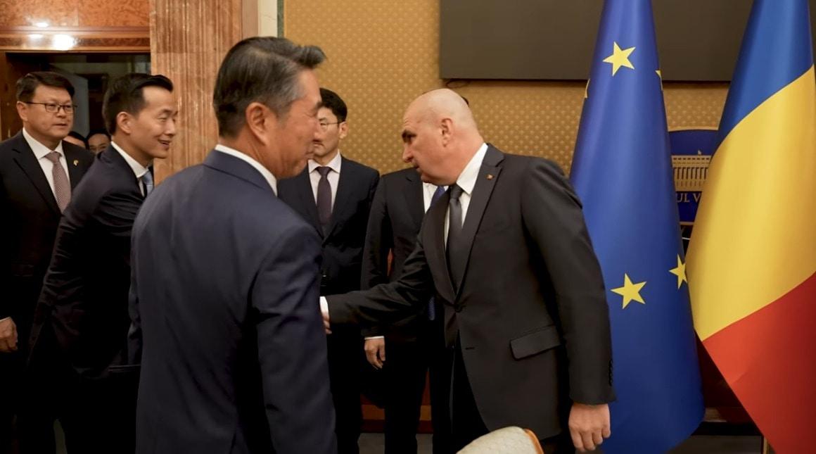 본문 이미지 - 김동관 한화그룹 부회장이 일리에 볼로잔 루마니아 총리와 악수를 하고 있는 모습. (루마니아 정부 유튜브 화면 갈무리)