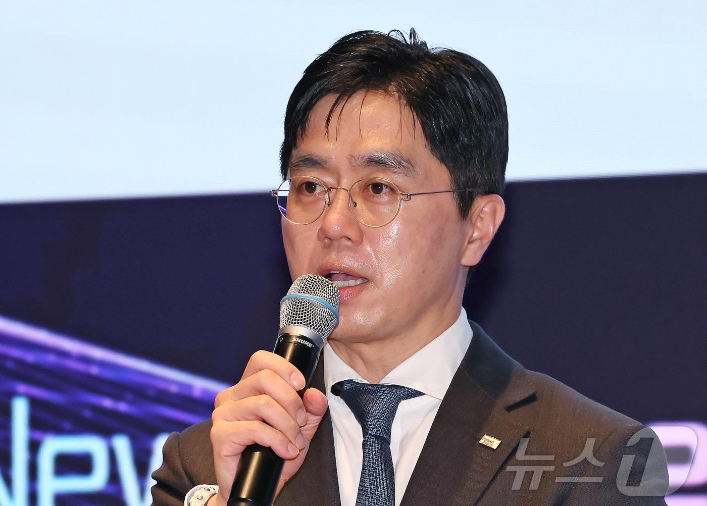 본문 이미지 - 김남기 미래에셋운용 ETF운용부문 대표가 22일 서울 여의도 한국거래소에서 열린 2025 뉴스1 투자포럼(NIF)에서 ETF로 준비하는 코스피 5000시대를 주제로 발표하고 있다. 민영뉴스통신사 뉴스1 주최로 열린 이번포럼은 '진짜 성장, 코스피 5000의 길'을 주제로 자본시장 전문가들이 총출동해 정보를 나눈다. 2025.10.22/뉴스1 ⓒ News1 장수영 기자