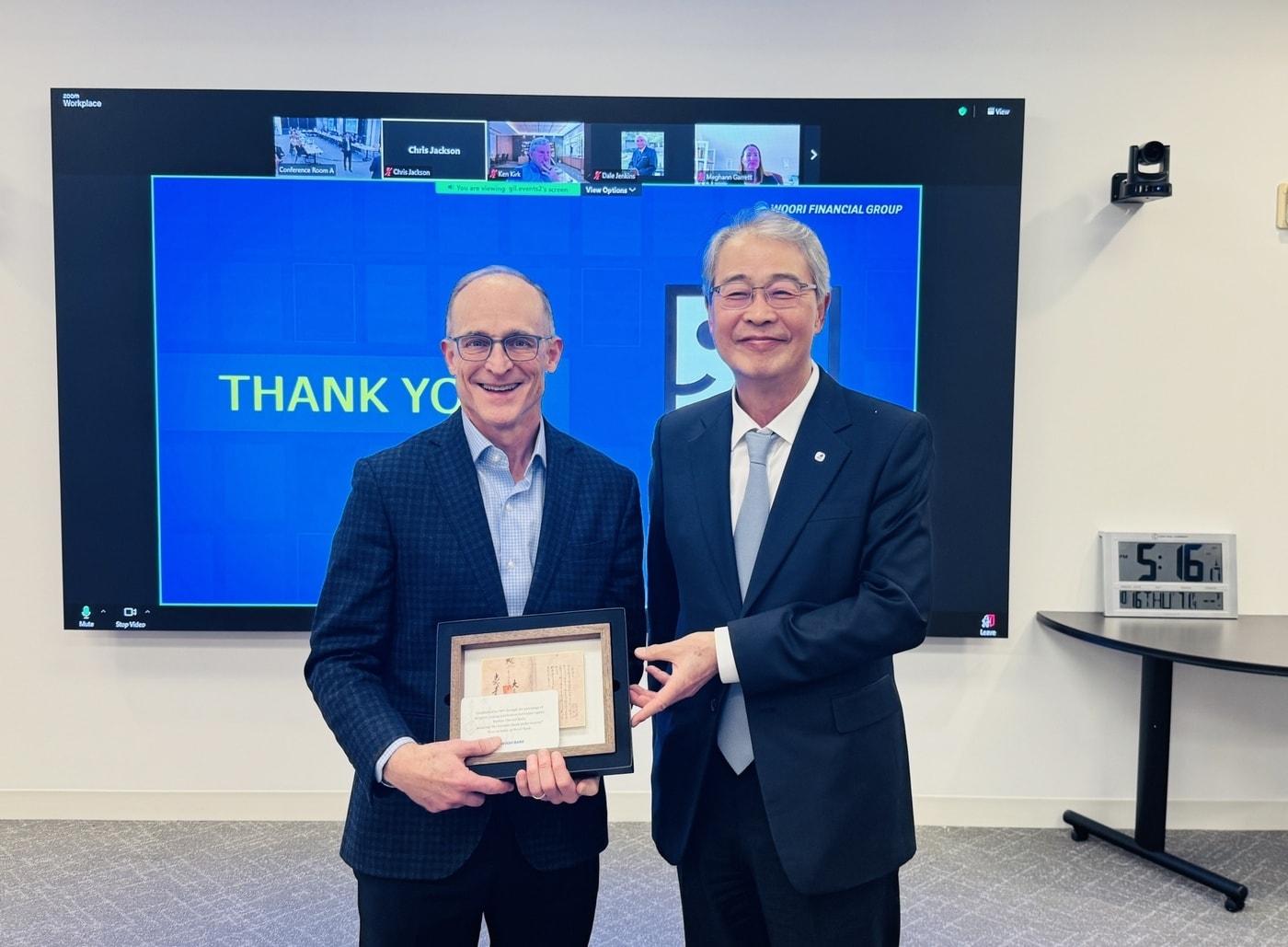 본문 이미지 - (왼쪽부터) GII 스티븐 프레스턴 대표이사와 우리금융그룹 임종룡 회장이 지난 16일 미국 메릴랜드주 록빌에 위치한 굿윌스토어 본사에서 기념사진을 촬영했다. (우리금융그룹 제공)