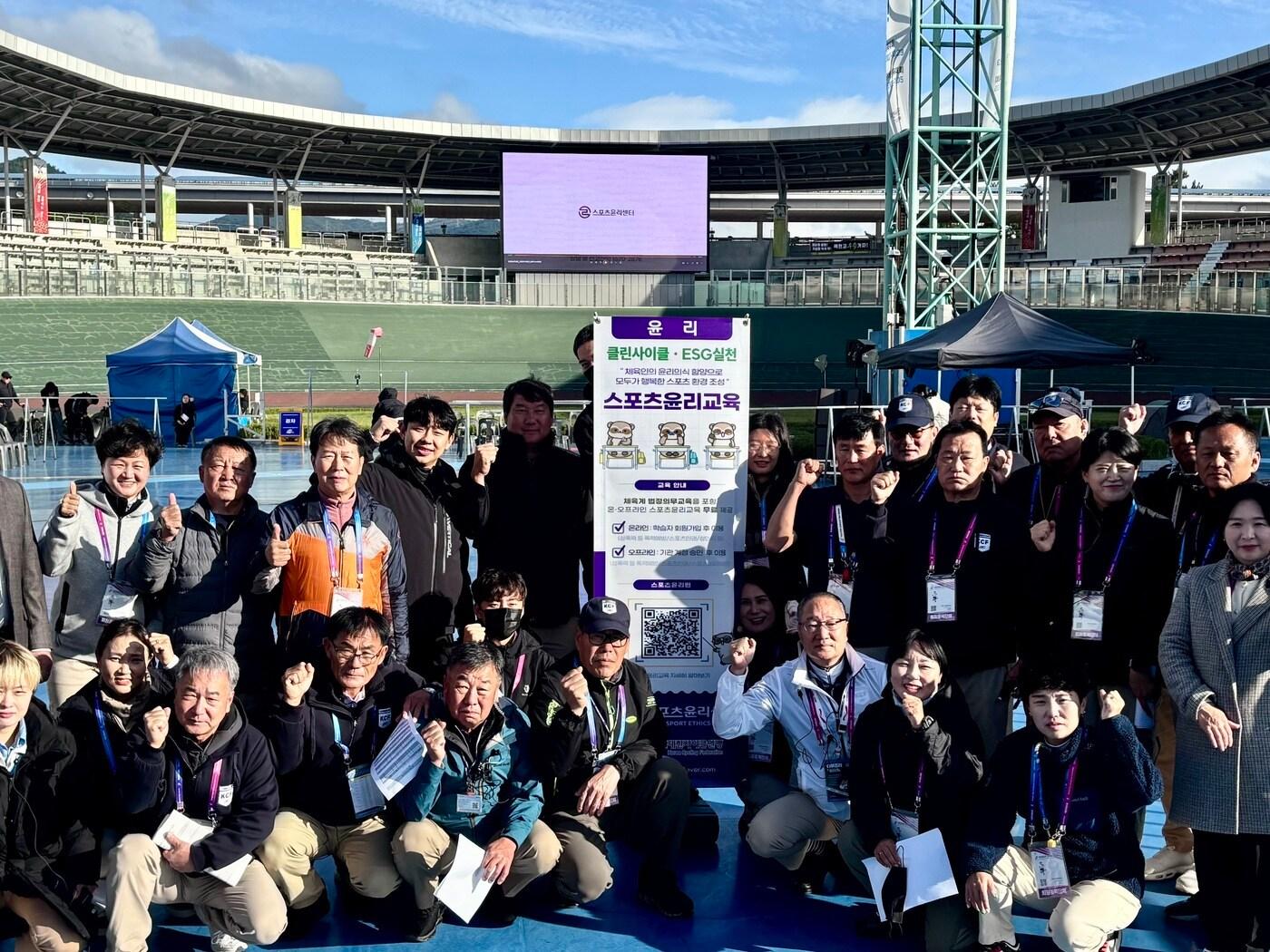 본문 이미지 - 스포츠윤리센터가 전국체육대회 사이클 종목 경기장에서 현장 홍보 활동을 실시했다. (스포츠윤리센터 제공)
