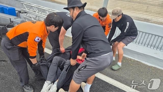 본문 이미지 - 해남소방서 소속 구조대원들이 출근 중 사고 현장을 목격, 차량에서 시민을 구조하고 있다.&#40;해남소방서 제공. 재판매 및 DB 금지&#41; 2025.10.22