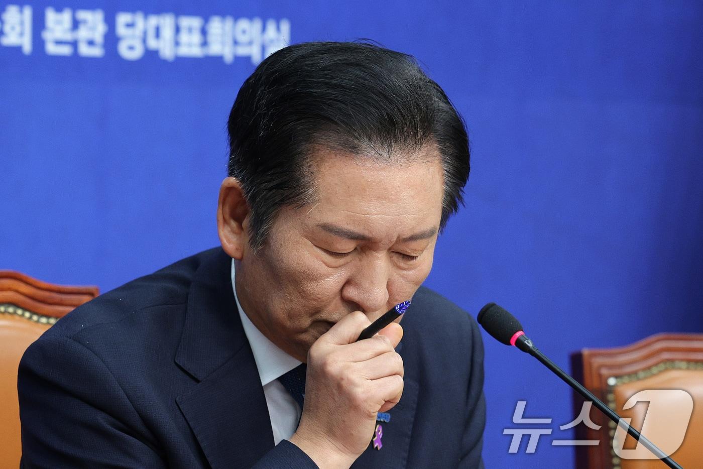 정청래 더불어민주당 대표가 22일 서울 여의도 국회에서 열린 지방선거기획단 3차 회의에서 생각에 잠겨 있다. 2025.10.22/뉴스1 ⓒ News1 신웅수 기자