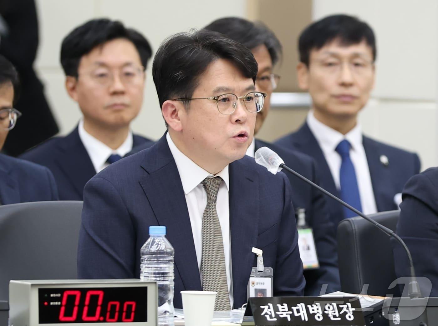 본문 이미지 - 양종철 전북대학교 병원장이 22일 전북 전주시 전북대학교 진수당에 열린 국회 교육위원회 국정감사에서 질의에 답변을 하고 있다. 2025.10.22/뉴스1 ⓒ News1 유경석 기자