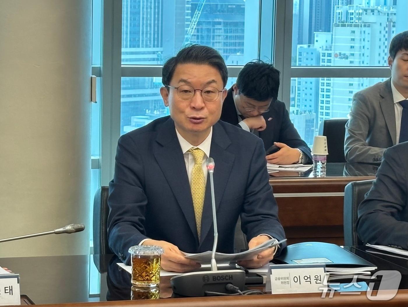 본문 이미지 - 22일 BNK부산은행에서 열린 간담회에서 이억원 금융위원장이 모두 발언하고 있다. 2025.10.22/뉴스1 ⓒ News1 홍윤 기자