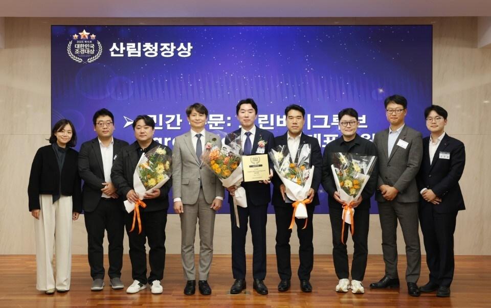 본문 이미지 - 홍상균 롯데건설 디자인연구소장&#40;가운데&#41;이 &#39;2025 대한민국 조경대상&#39;에서 수상 후 기념 사진을 찍고 있다.&#40;롯데건설 제공&#41;/뉴스1 ⓒ News1