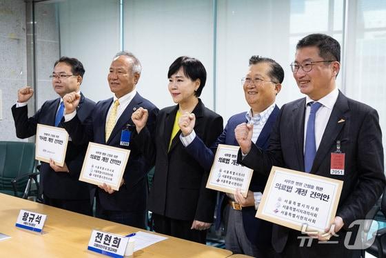 본문 이미지 - 김위학 서울시약사회장&#40;왼쪽부터&#41;, 황규석 서울시의사회장, 전현희 더불어민주당 국회의원, 강현구 서울시치과의사회장, 박성우 서울시한의사회장이 의료법·약사법 개정과 관련한 간담회를 서울 여의도 국회 의원회관에서 진행한 후 기념사진을 찍고 있다. 2025. 10. 22/뉴스1 유승관 기자