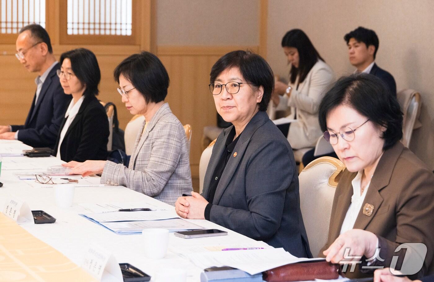 보건복지부는 23일 전문가 및 관련 부처, 지방자치단체와의 논의, 제1차 첨단의료복합단지협의회 협의를 거쳐 첨단의료복합단지&#40;첨복단지&#41;를 국가대표 바이오헬스 클러스터로 육성하기 위한 &#39;제5차 첨단의료복합단지 종합계획&#39;&#40;2025~2029&#41;을 발표했다. 발언 중인 정은경 장관.&#40;보건복지부 제공&#41;