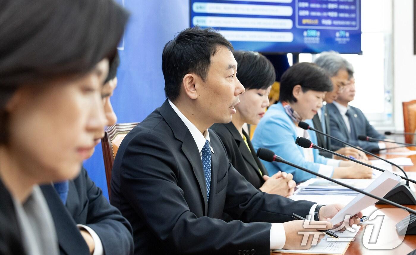 김용민 더불어민주당 의원이 22일 서울 여의도 국회에서 열린 '더불어민주당, 조국혁신당, 무소속 법제사법위원회위원 ' 국정감사 기자간담회에서 인사말하고 있다. 2025.10.22/뉴스1 ⓒ News1 이승배 기자