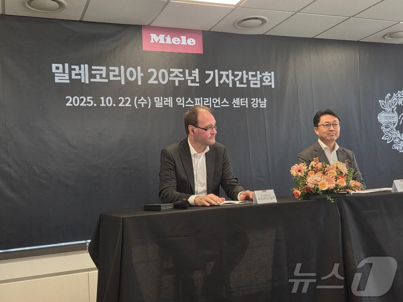본문 이미지 - 마르쿠스 밀레 공동 회장&#40;왼쪽&#41;과 최문섭 밀레코리아 대표가 22일 서울 강남구 밀레 익스피리언스 센터 강남에서 열린 &#39;밀레코리아 20주년 기자간담회&#39;에 참석했다. 2025.10.22/뉴스1 ⓒ News1 박주평 기자